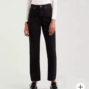 Svarta Levis straight leg jeans - Jag säljer mina svarta straight leg jeans från levis då dem blivit för korta. Jag har dem i storlek 23/27. Jag är 160cm lång. Ordinarie pris 1349, mitt pris 350.