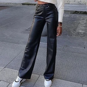 Skinnbyxor strl S - Skinnbyxor från hm i strl S, stretchiga och mjuka, formar rumpan jättefint 🤍🤍 Köpta för 399kr, vida/bootcut och lägger sig så fint över skorna