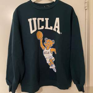 UCLA sweatshirt från hm som i nyskick i storlek S. Säljer för 120 kr men priset kan alltid diskuteras, frakt ingår ej