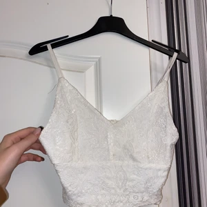 vit spets topp - ⚠️FÖRST TILL KVARN⚠️ nypris 169kr