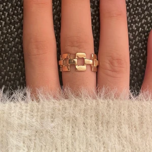 Ring - Säljer denna denna fina ringen som har varit en favorit väldigt länge. Säljer den för 10kr. Köparen står för frakten💕💕