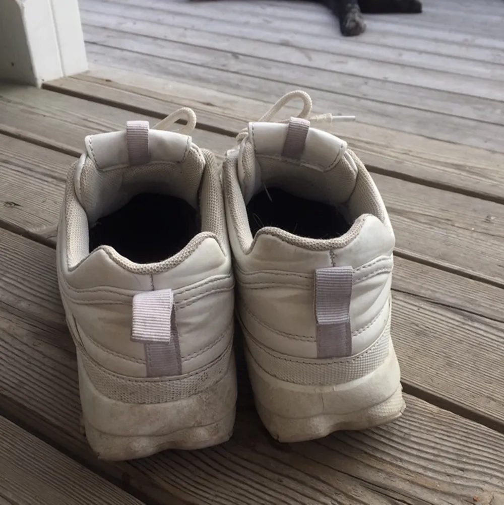 (Tvättas innan de säljs, så de är mycket vitare egentligen). Supersnygga platåsneakers som är fräscha trots att de blivit använda. Skor.