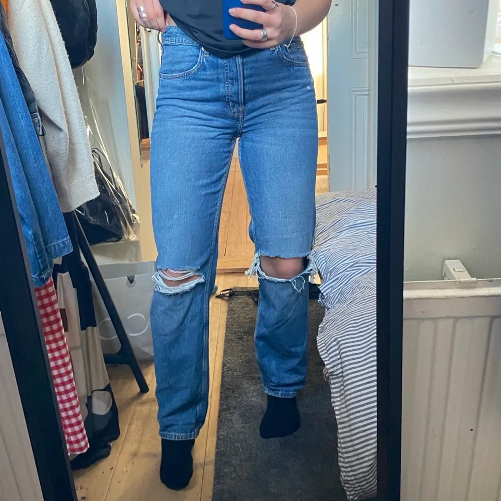 As snygga jeans som e lite för korta för mig och därför knappt använda. Jeans & Byxor.