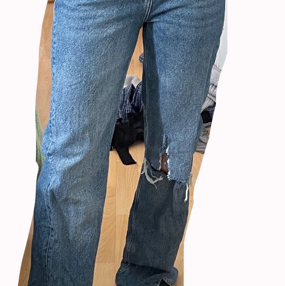 Jeans från pullandbear som är i fint skick aldrig användan pga av för stora. Köptes för 399kr. Köparen står för spårbarfrakt. Jeans & Byxor.