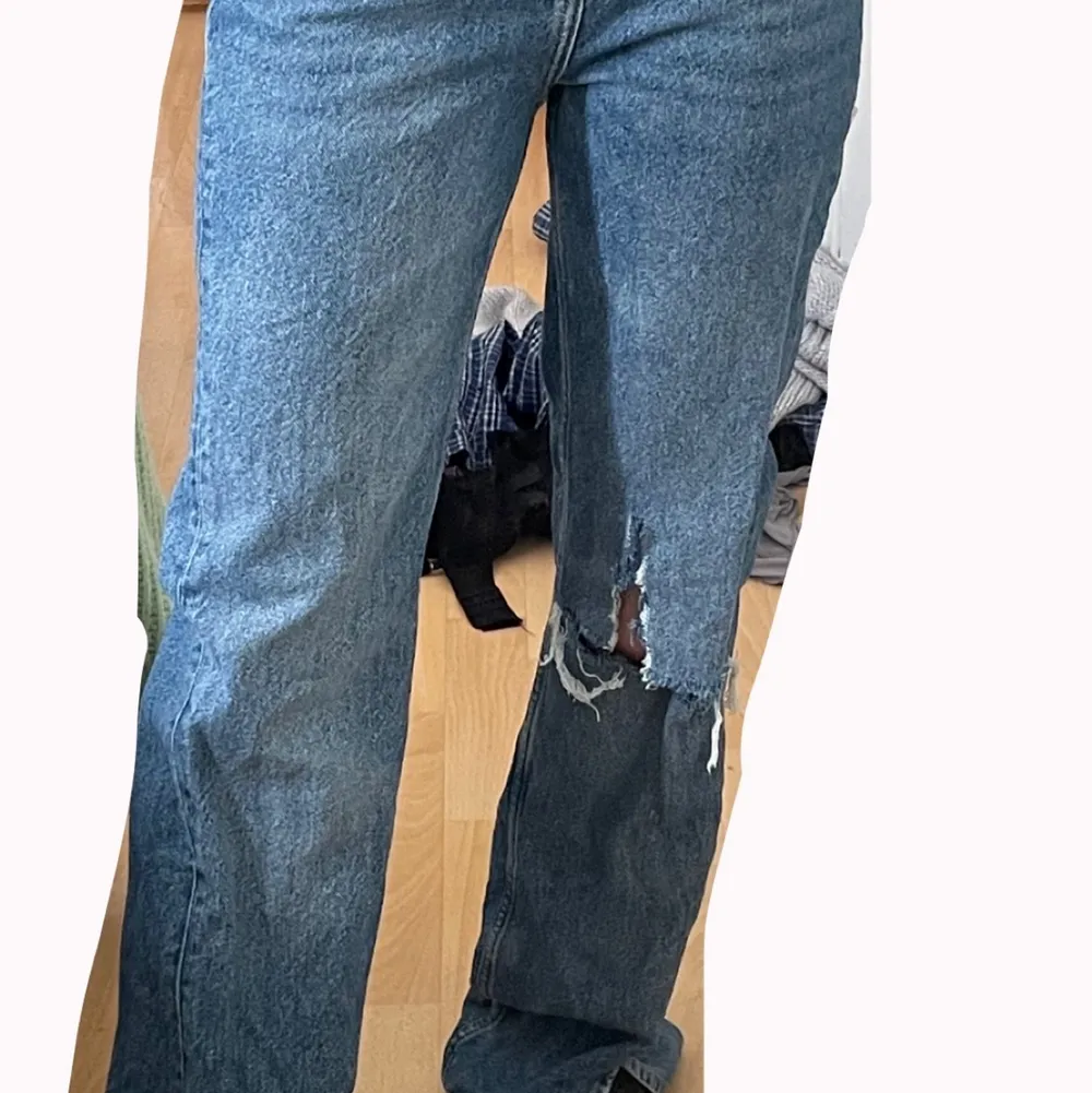 Jeans från pullandbear som är i fint skick aldrig användan pga av för stora. Köptes för 399kr. Köparen står för spårbarfrakt. Jeans & Byxor.