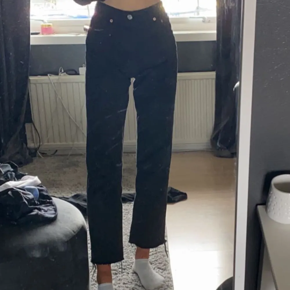 Säljer avklippta jeans från levis, osäker på längd eftersom de just är avklippta❤️ perfekta nu till vår och sommaren🥰. Jeans & Byxor.