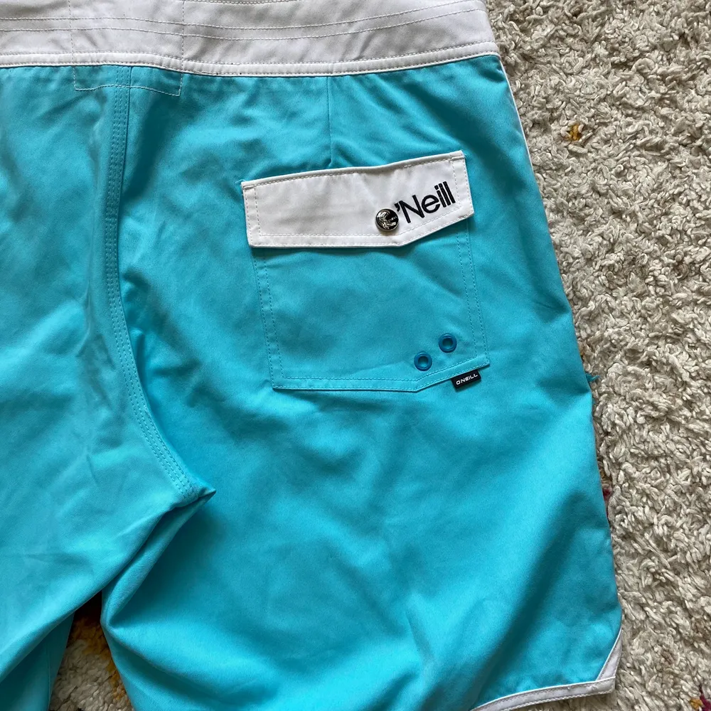 Badshorts i fint skick. Aldrig använda i vatten bara testade hemma. Så nästintill nyskick. Stl 32 (tum) typ M. Shorts.