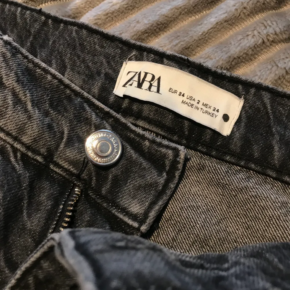 Lågmidjade Mörkgråa jeans köpta på zara, har klippt efter min egna längd men det går fortfarande över hälen. Det är i fint skick och har inga skador.     Köparen står för frakten✨✨ 270 (frakt ingår) . Jeans & Byxor.