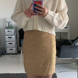 Jätte fin guldig kjol som jag inte andvänder, storlek XS men passar även S💘