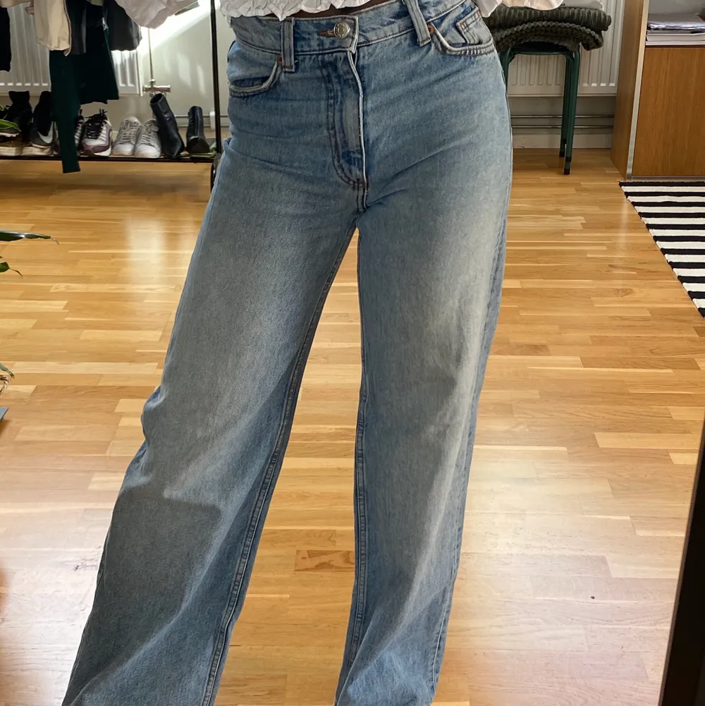 Säljer ett par jeans från Monki, nypris: 400kr. Jeans & Byxor.