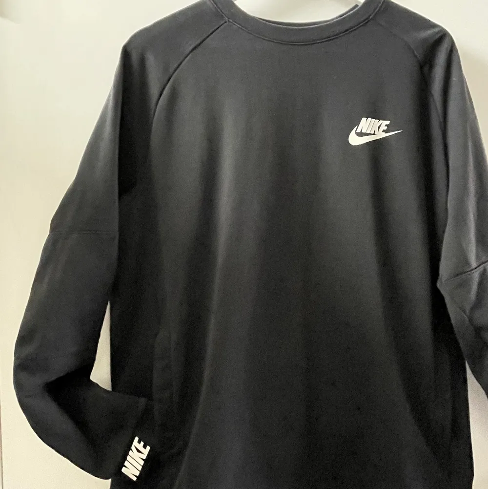 Svart sweatshirt från Nike knappt använd. Detaljer i ärmen och fickor på sidorna 🖤. Tröjor & Koftor.