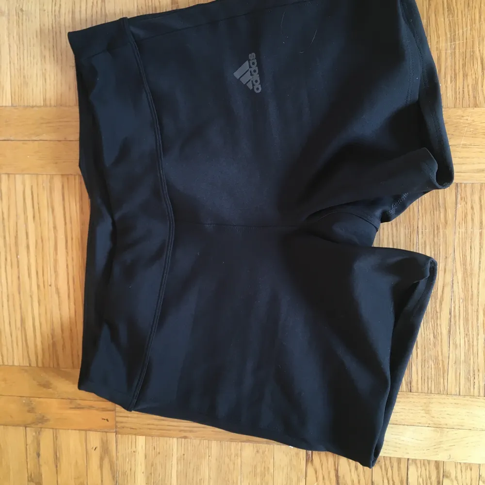 Korta svarta träningsshorts från Adidas 💪🏼Toppenskick, endast använd en gång! För stora för mig :( Med reflexer, ficka och snörning i midjan! Möts upp på gröna linjer eller samfraktar 🥰. Shorts.