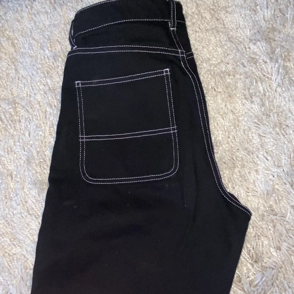 Ett par Asfina Monki jeans i modellen Mozik med kontrastsöm! Har bara använt 1 gång då den passar tyvärr inte riktigt. Frakt tillkommer🥰. Jeans & Byxor.