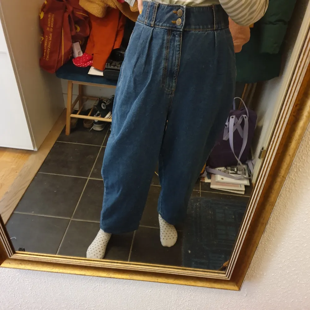 Blåjeans från det brittiska märket Lucy and yak. Jeansen är högmidjade, har dubbelknäppning och fina detaljer. De är 100% bomull men är väldigt sköna att ha på sig. Jag har sytt upp dem för att passa mig bättre så de går till min ankel (Jag är 162cm). Jeans & Byxor.