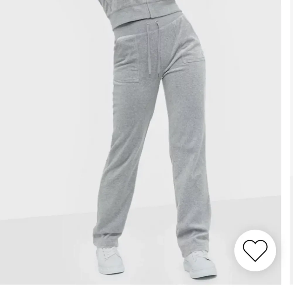 SÖKER!! Jag söker Juicy Couture’s mjukis byxor som ser ut såhär ☝🏼 snälla kontakta mig om ni vet någon som säljer för bra pris!. Jeans & Byxor.