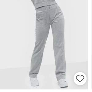 SÖKER!! Jag söker Juicy Couture’s mjukis byxor som ser ut såhär ☝🏼 snälla kontakta mig om ni vet någon som säljer för bra pris!