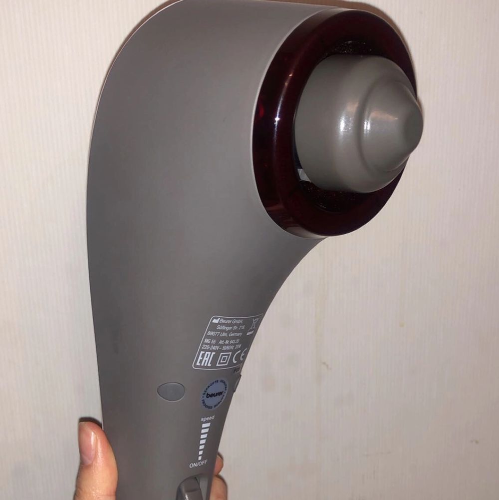 Massage maskin som används till kroppen vid smärta och om man känner sig stel. Går att sätta på värme om man trycker på översta knappen. Används inte och den är fortfarande som ny! Kommer med 2 st olika stycken! ❤️ den är otroligt bra och jätte skön så kan verkligen rekomendera! Nypris 2800 kr. FRI FRAKT. Accessoarer.