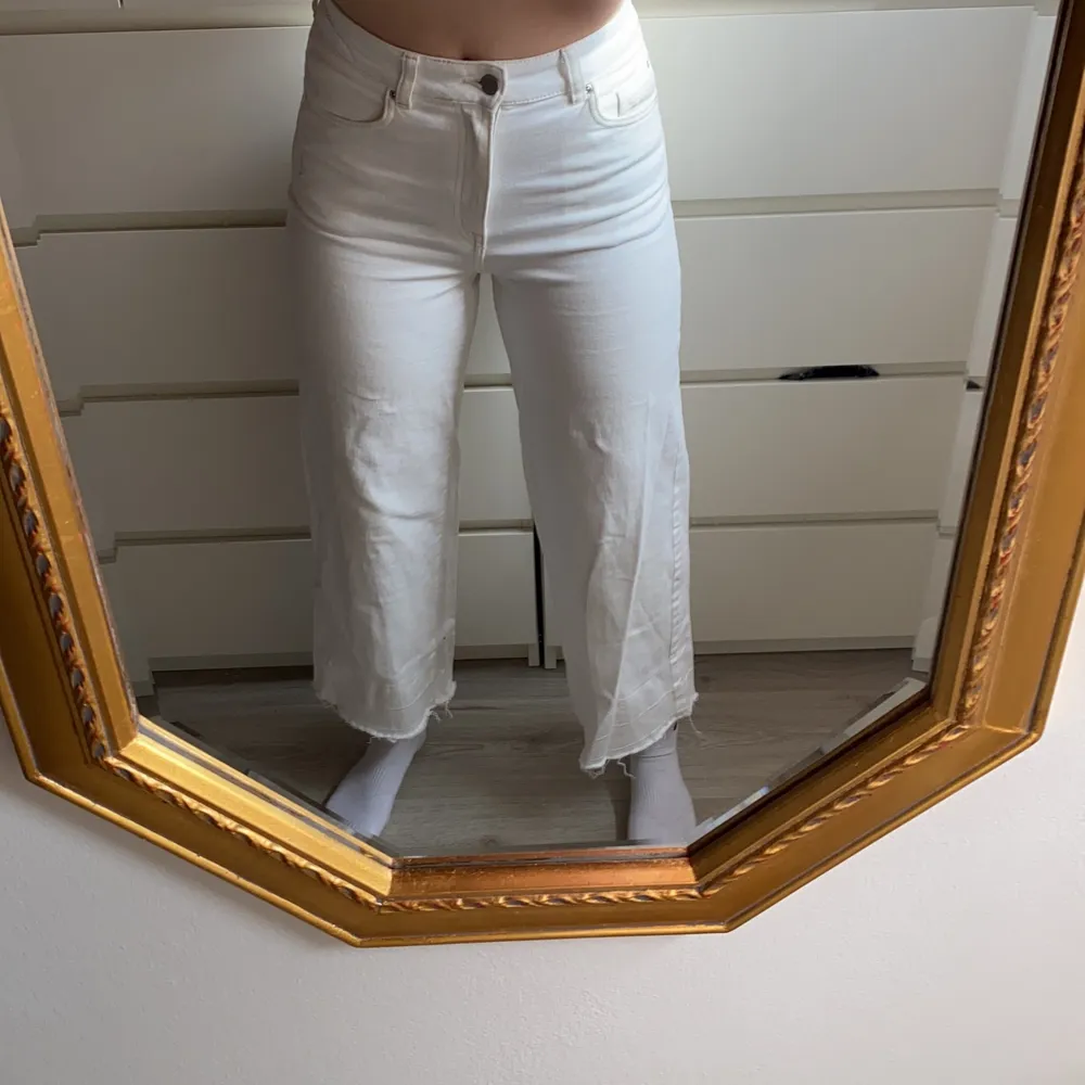 Säljare mina croppade vita jeans med rå kant köpta från hm. Använda tre gånger så inget fel på dem. Kan även passa en liten 38. Jeans & Byxor.