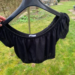 Fin sommartopp  - Croppad svart sommartopp med puffiga ärmar. Man kan antingen ha den som square neck eller som offshoulder. 