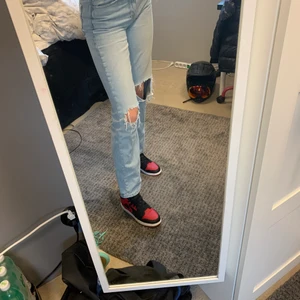 90s wide jeans - Säljer mina trendiga jeans från Gina🥰 Säljer pågrund av att jag ej använder le längre och för det är för korta, jag är 175 cm så skulle passa perfekt på lite kortare personer💕 Kommer sätta de på 450kr då de ändå är använda men fortfarande väldigt fina💕 Det är storlek 34 men skulle nog kunna passa en liten mindre 36❤️ Kan mötas upp i Göteborg annars tillkommer frakt på 63kr