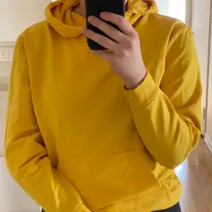 Gul hoodie köpt från Carlings. Fin och stark gul färg. Mycket skönt material! Används inte längre och endast använd fåtal gånger. Så den är i bra skick. 