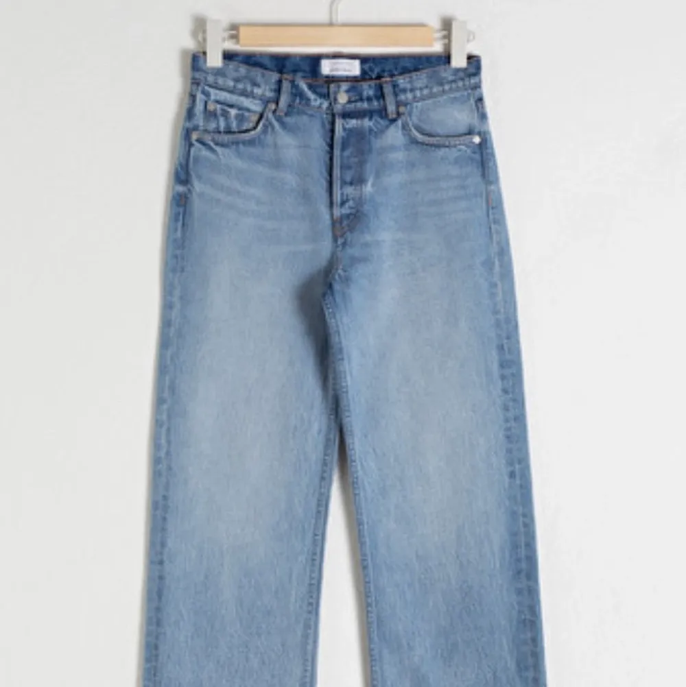 Kick flare jeans från & other stories i strl 28, slutsåld i alla strl, lite längre på mig som är 166, köpta för 690. Jeans & Byxor.