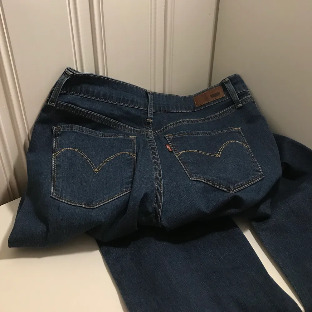 Levis jeans DEMI CURVE i storlek 26. Skulle säga att de passar S/XS bäst🤍 Lågmidjade vilket som är väldigt populärt just nu, och lite bredare vid anklarna. ❌❌ ALDRIG ANVÄNDA !! har sänkt priset . Jeans & Byxor.