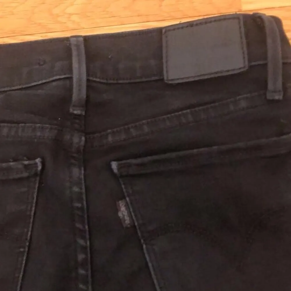Lågmidjade Super skinny Levis jeans i stl 24 passar mig (xs) super fint skick säljer ändast för jag inte klarar av att ha på mig lågmidjade jeans. Modell-710 super skinny.. Jeans & Byxor.