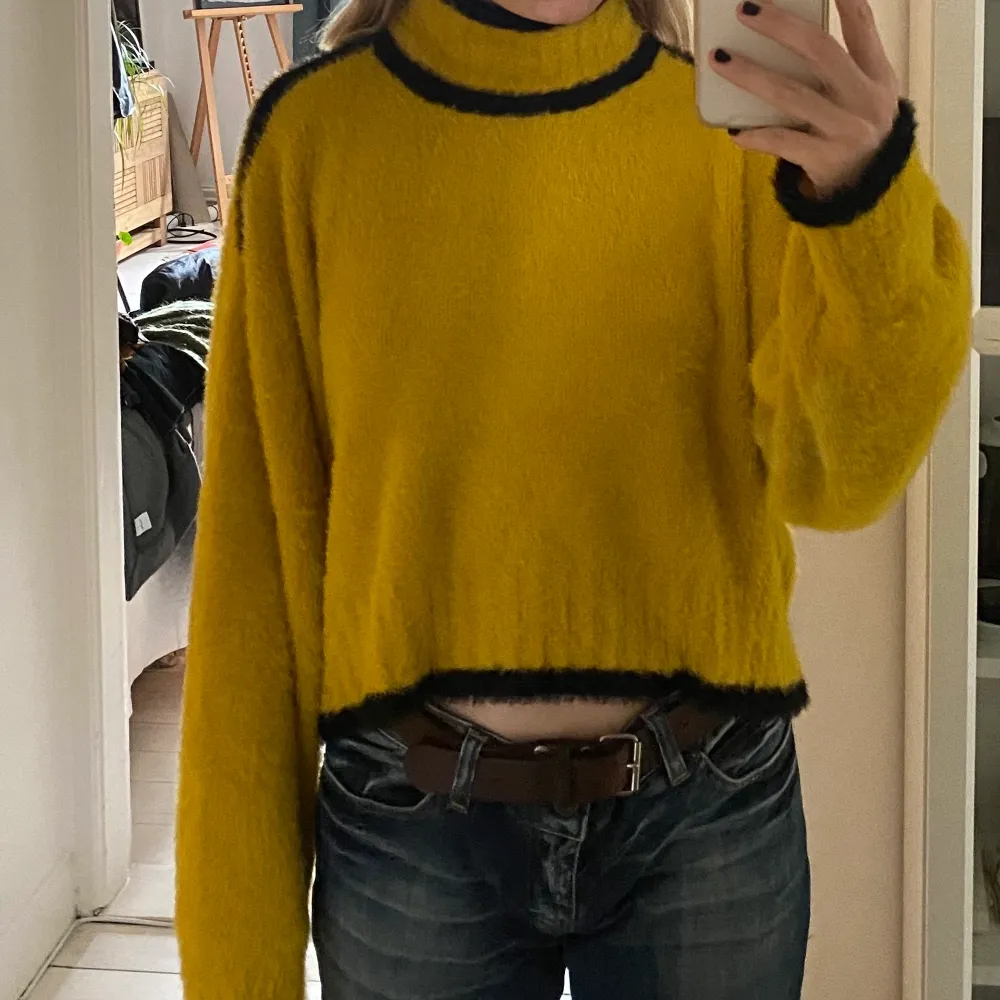 Sweater i materialet polyamid från Hope Stockholm. Gott skick endast använd en gång. Jag är 168 lång och har storlek S. Nypris 630kr. Tröjor & Koftor.