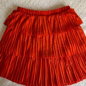 En helt oanvänd plisserad minikjol från zara i en tuff orange färg. Perfekt nu till sommaren! Lappen finns till och med kvar :) kan eventuellt mötas upp