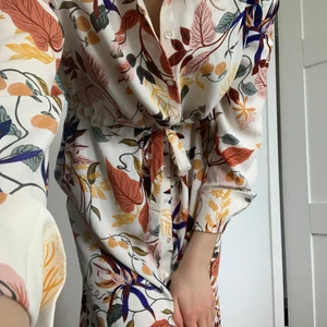 Klänning - Super söt sommar/vår klänning med coolt mönster. Strl 34/XS men passar S också.