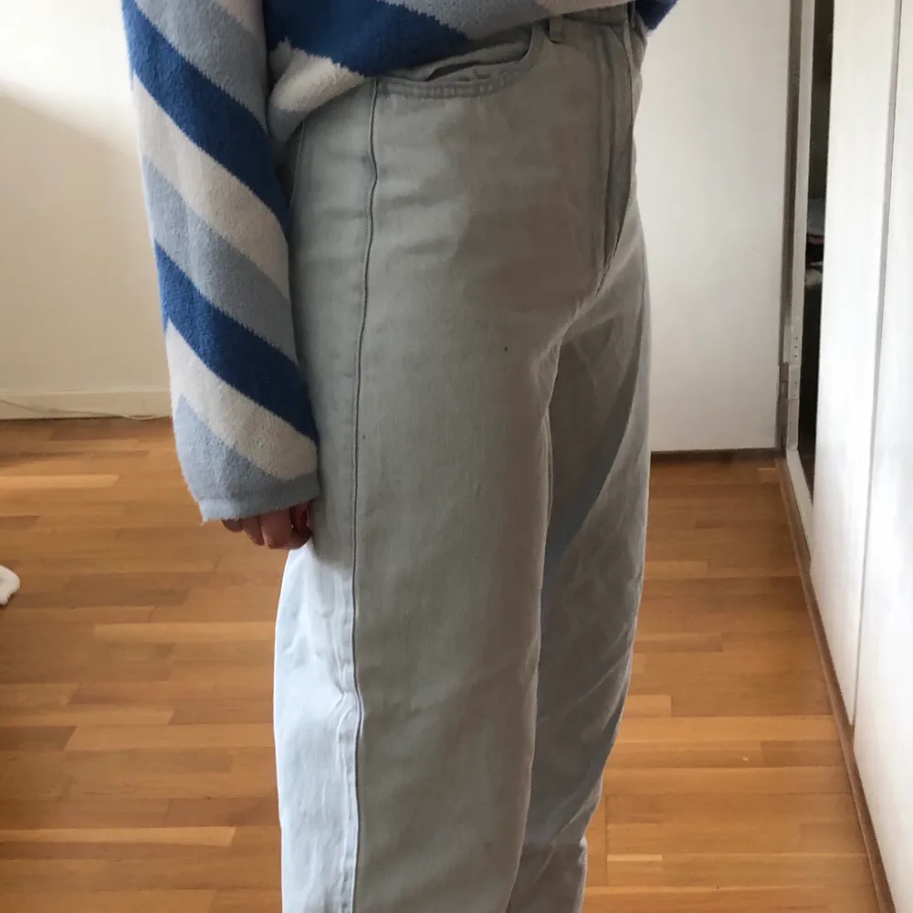 Jeans i as snygg färg! Finns en fläck (kan skicka bild) som inte går bort i tvätten💙🌈 FRAKTEN ÄR INRÄKNAD I PRISET. . Jeans & Byxor.