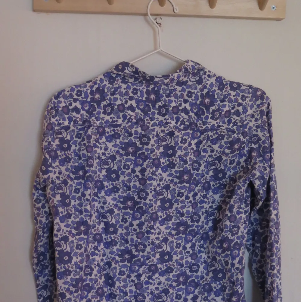 En såå härlig blommig sommarskjorta i 100% linne! Köpt vintage men används inte längre tyvärr. Den är i storlek XS men passar även på S beroende på vilken passform man vill att den ska ha! . Skjortor.
