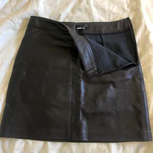 Super snygg och bekväm matt lack kjol i storlek 34 från Gina Tricot. Använd fåtal gånger💗 Skicka om du vill ha fler bilder!