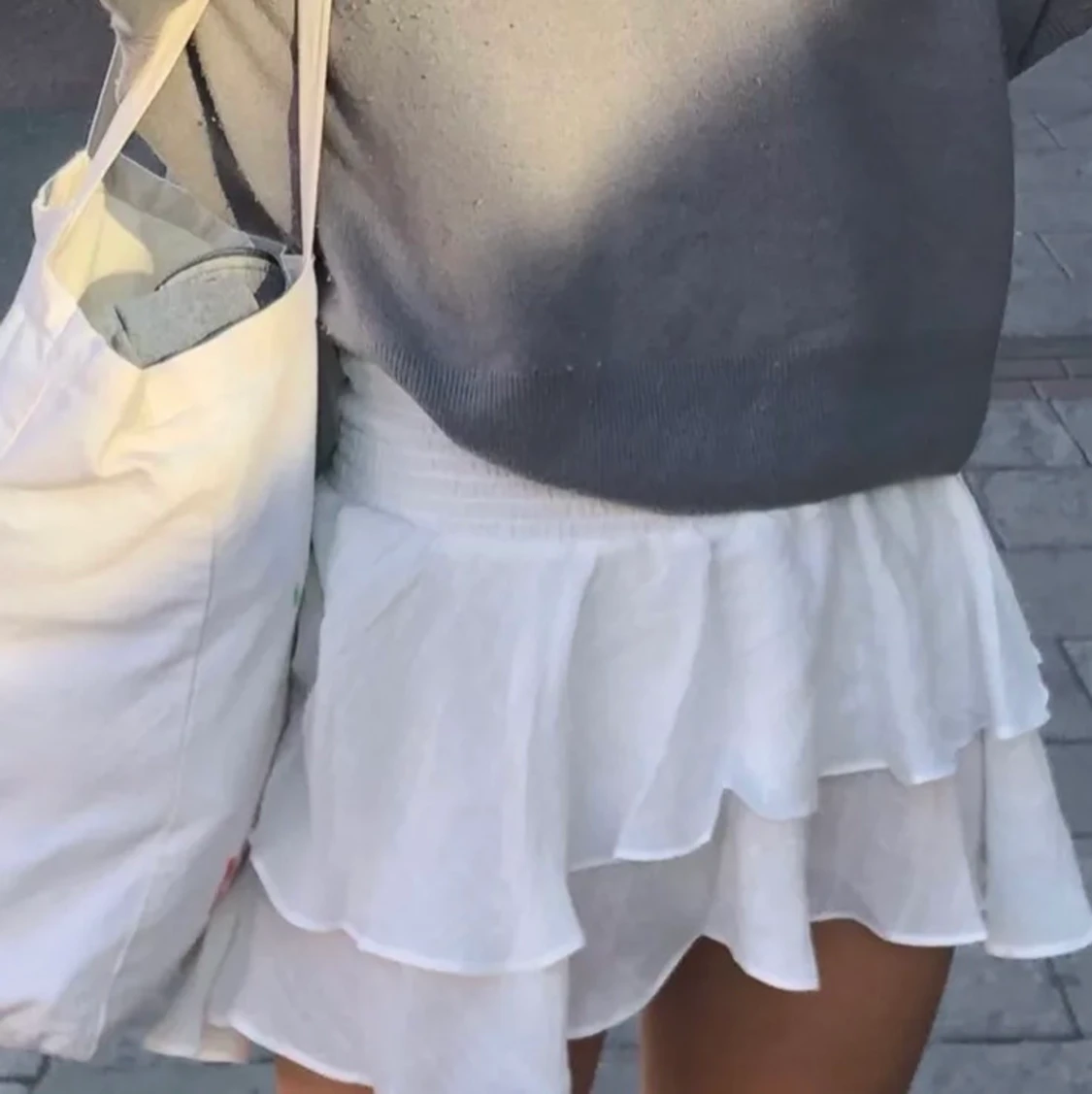 Vit kjol med volang  - 90