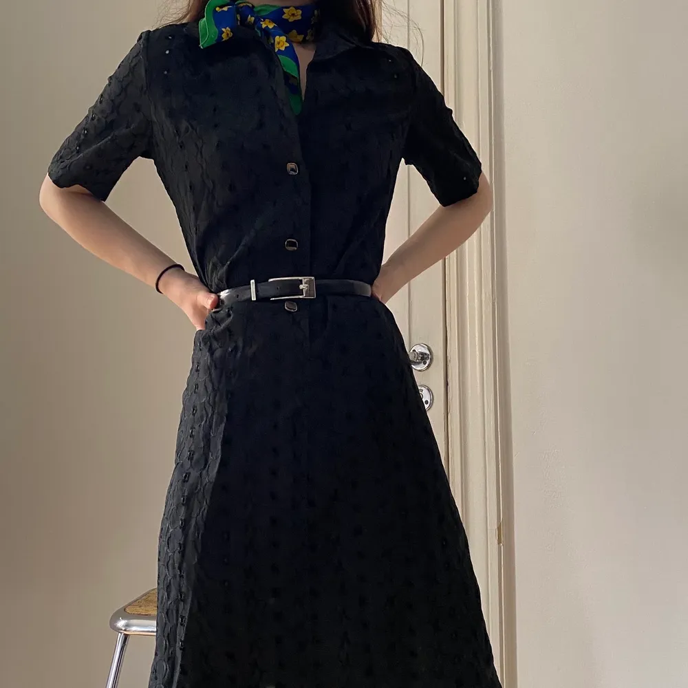 Svart broderad klänning köpt secondhand i Japan. Snyggt att styla med ett skärp och en lite mer färgglad scart till!. Klänningar.