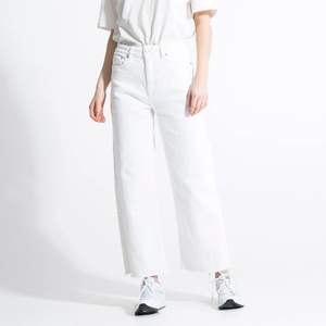 Ett par vita jeans från lager 157!, dessa är knappt använda och köptes för 300kr. Jag säljer dom för 60kr! (Köparen står för frakt!) <3 STORLEK : XS!