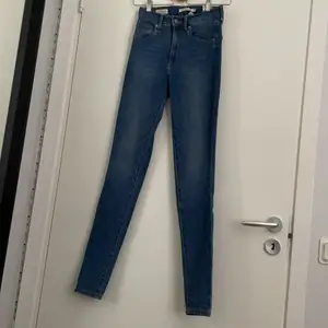 levi’s jeans jättefint skick knappt använda storlek 24/30 passar mig som är runt 160 i längden 