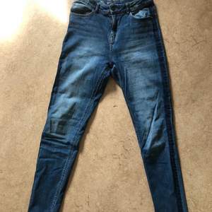 Mörkblåa jeans från lindex, slimmodell