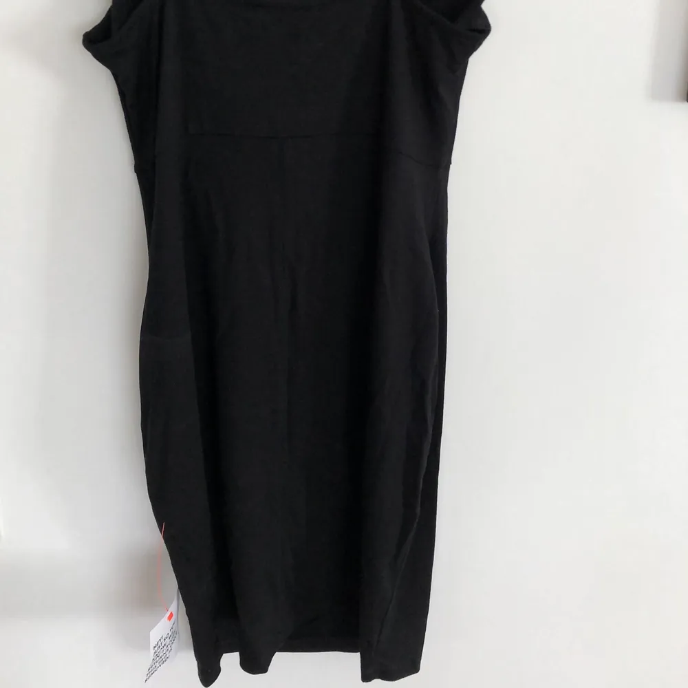 Stretchig material, perfekt LBD (little black dress) nu till sommaren 😍 Säljer för att den är för stor för mig. Klänningar.