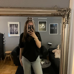 T-shirt med tryck - Säljer denna as coola tröja med tryck på ryggen då den aldrig används, storlek S men är mer som en M💘