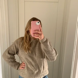 Stickad tröja - En snygg och varm stickad tröja från hm, använd  men i bra skick!   Inkl frakt✅