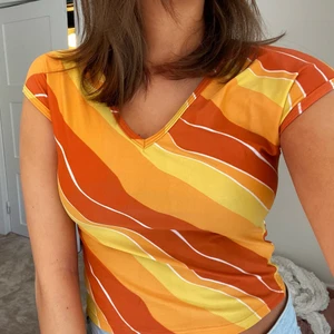 Gullig topp - Jag säljer denna jätte gulliga toppen från Reebok. Den är köpt second hand men är i väldigt fint skick! Det står storlek M på lappen men den är lite för liten på mig som vanligtvis brukar ha S💞