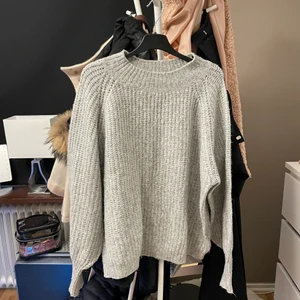 Grå stickad tröja - Strl S. En basis grå stickad som passar till allt.