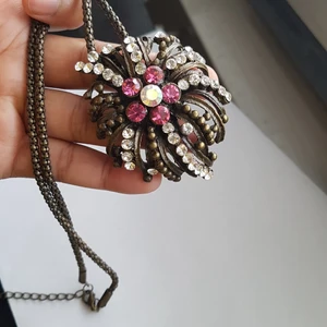 Super fina halsband  - Super fint halsband med hänge..  brons liknade mateial.  Jätte fint.  Ca 50cm pris 200kr plus frakt. 15kr 