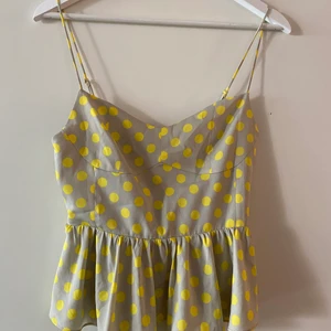 Topp från Zara - Gullig topp från Zara. Volang vid midjan, tight upptill. 