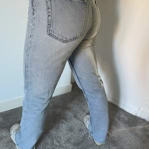 säljer mina skitsnygga weekday jeans i modellen ”voyage”, min syster som bär jeansen på bilden är ungefär 168-170cm 😇 köparen står för frakt!!