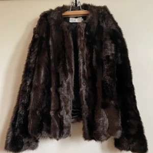 Päls jacka - Mörkbrun pälsjacka köpt från nelly för några år sen. Mörkbrun💖