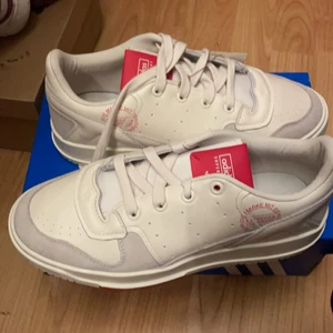 Adidas Supercourt 2.0 shoe - Aldrig använda. Adidas super court 2.0 storlek 40 2/3. 