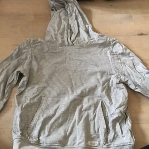 Lager 157 - Går skön fin hoodie från Lager 157. Använd men inte skador från tvättmaskinen. Skicka för eventuella frågor.